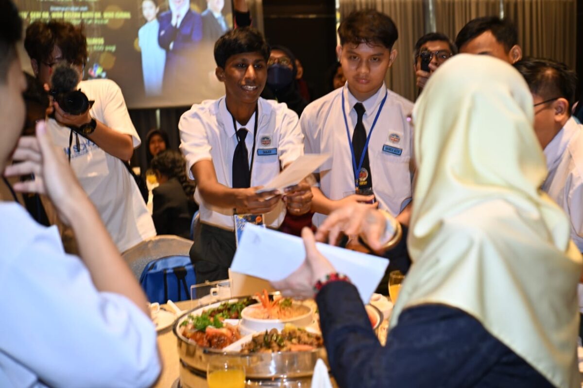 100 murid Parlimen Bandar Tun Razak terima Sumbangan Ihsan Madani RM500